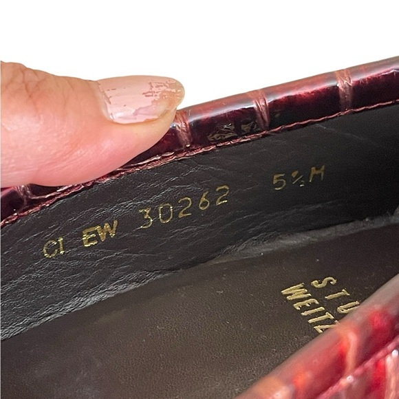 STUART WEITZMAN Maroon Leather
Crocodile Embossed Loafers with Buckle. Size 5.5M - Picture 11 of 13